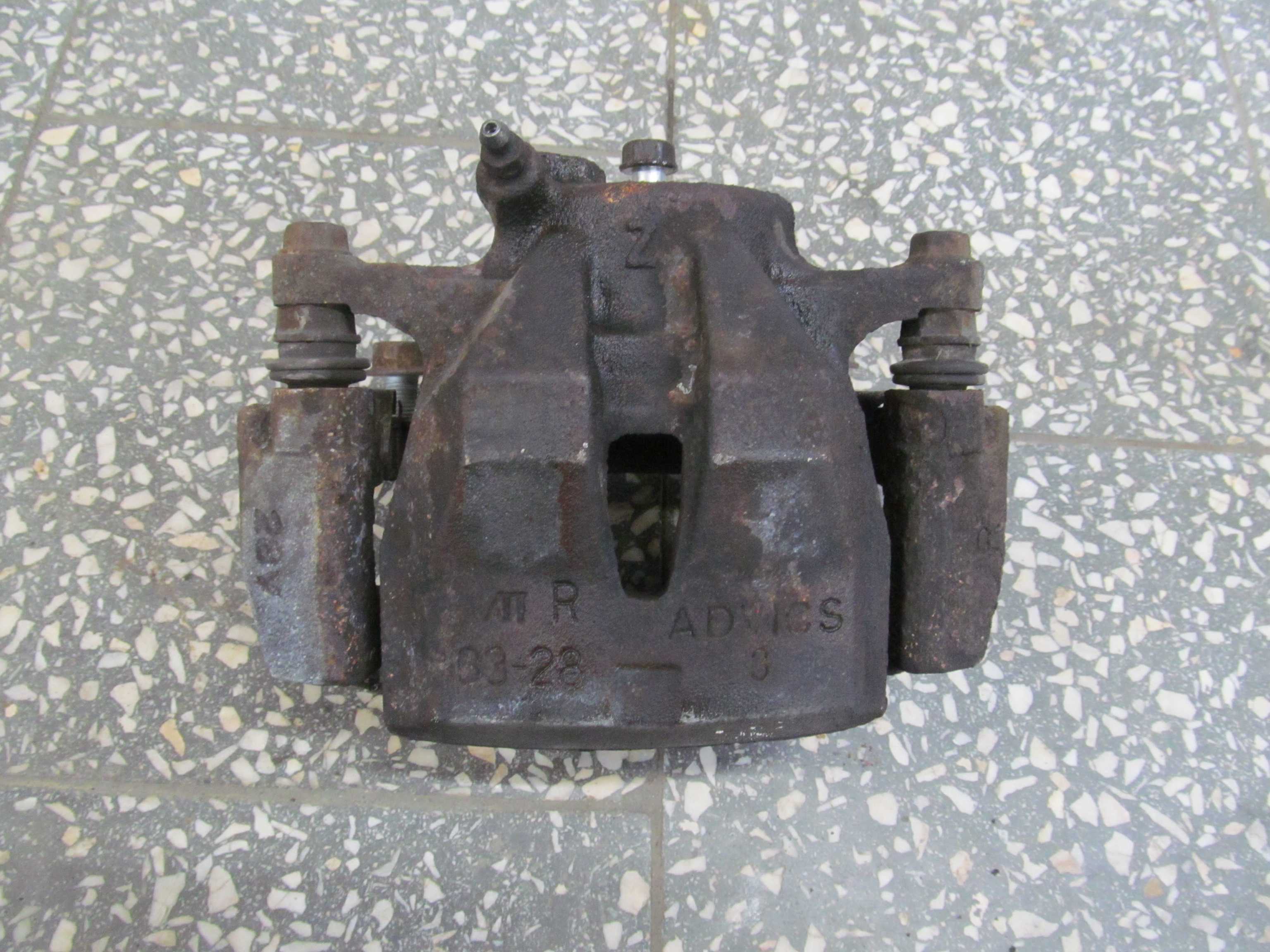 TOYOTA RAV4 III 2.2 D4D ZACISK HAMULCOWY PRZOD PRAWY 05-12