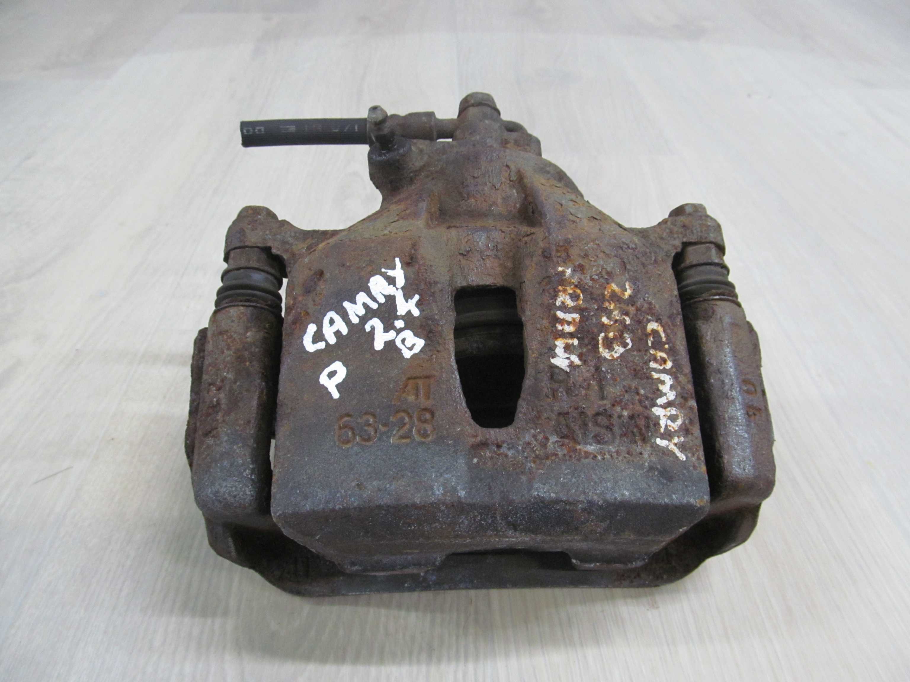 TOYOTA CAMRY VI 01-06 ZACISK HAMULCOWY PRAWY PRZOD