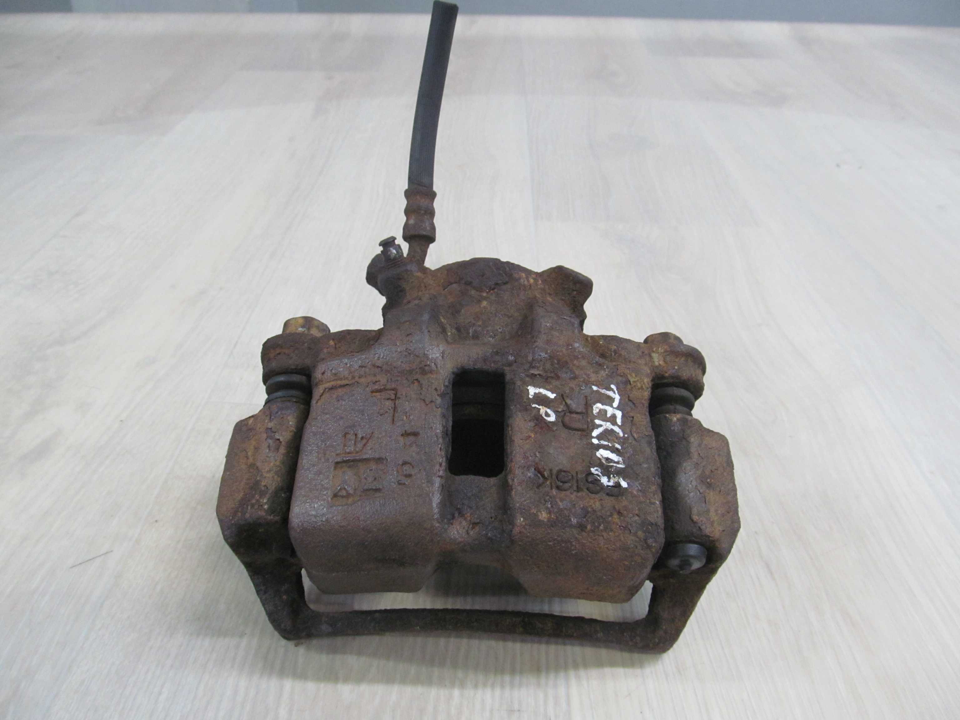 DAIHATSU TERIOS 95-05 1.3B ZACISK HAMULCOWY LEWY PRZOD