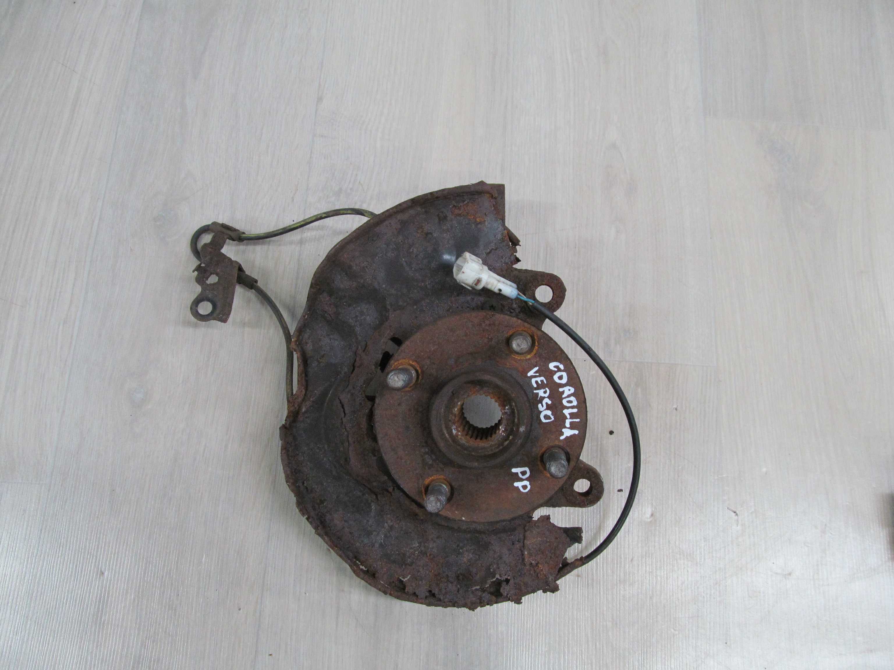 TOYOTA COROLLA VERSO 01-04 PIASTA ZWROTNICA PRAWY PRZOD