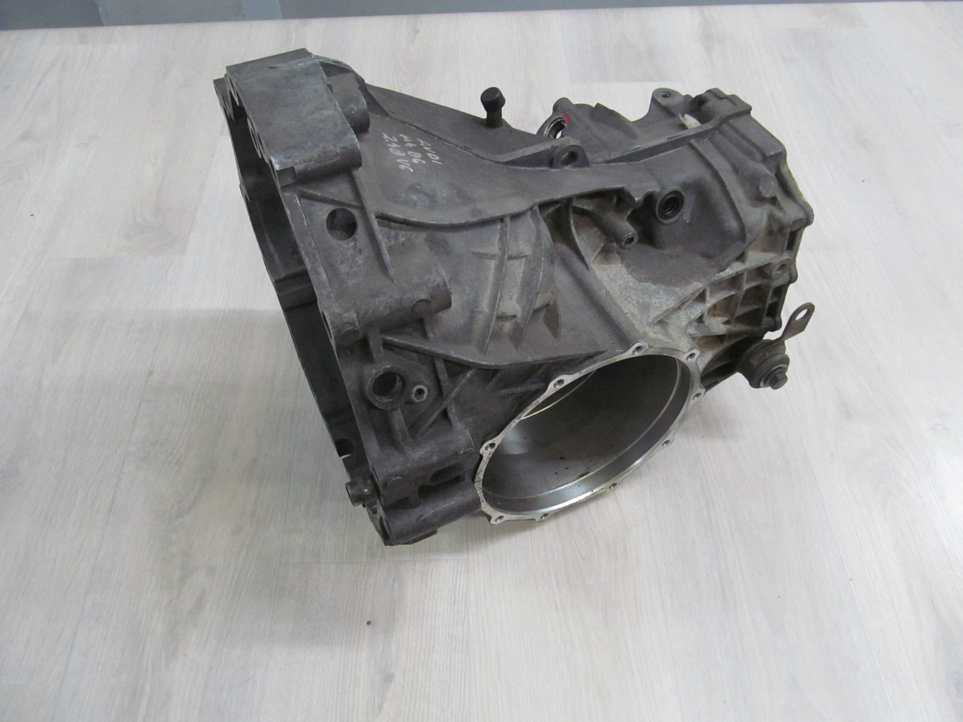 AUDI A4  2,4 V6 GDX OBUDOWA SKRZYNI BIEGOW