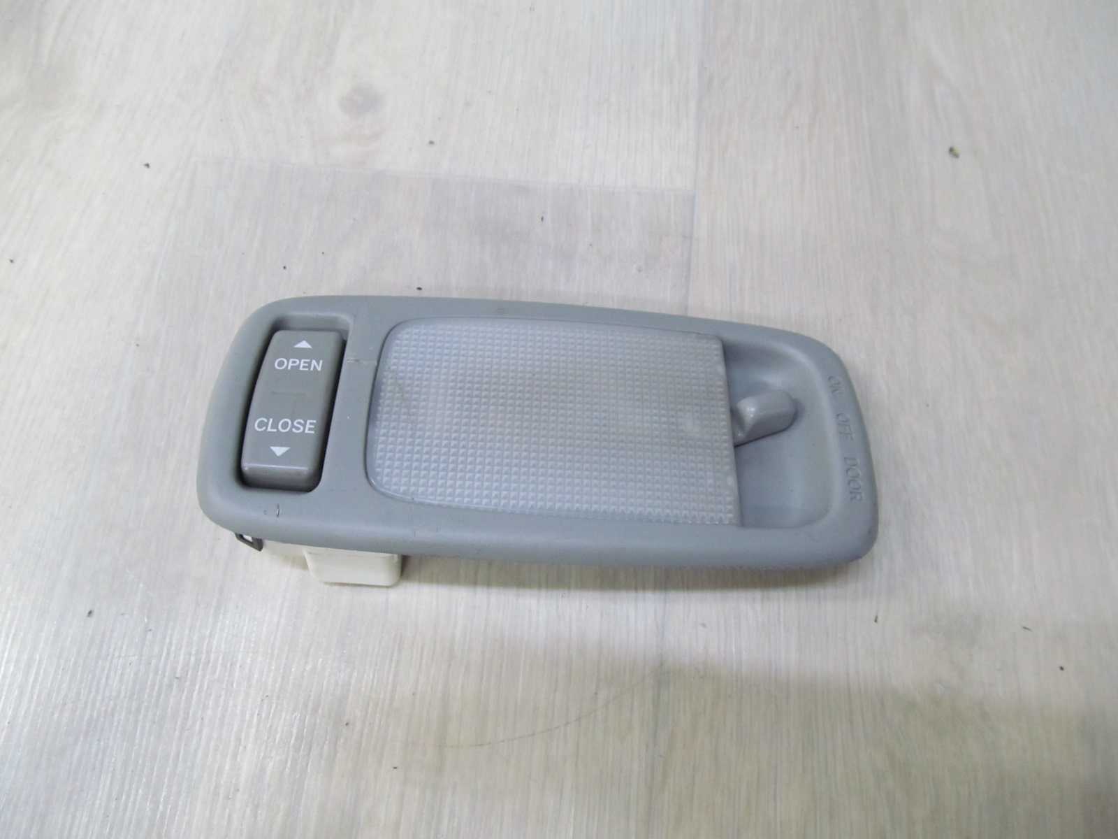 TOYOTA AVENSIS VERSO LAMPKA OSWIETLENIA 85920-44011 KABINY 01-09