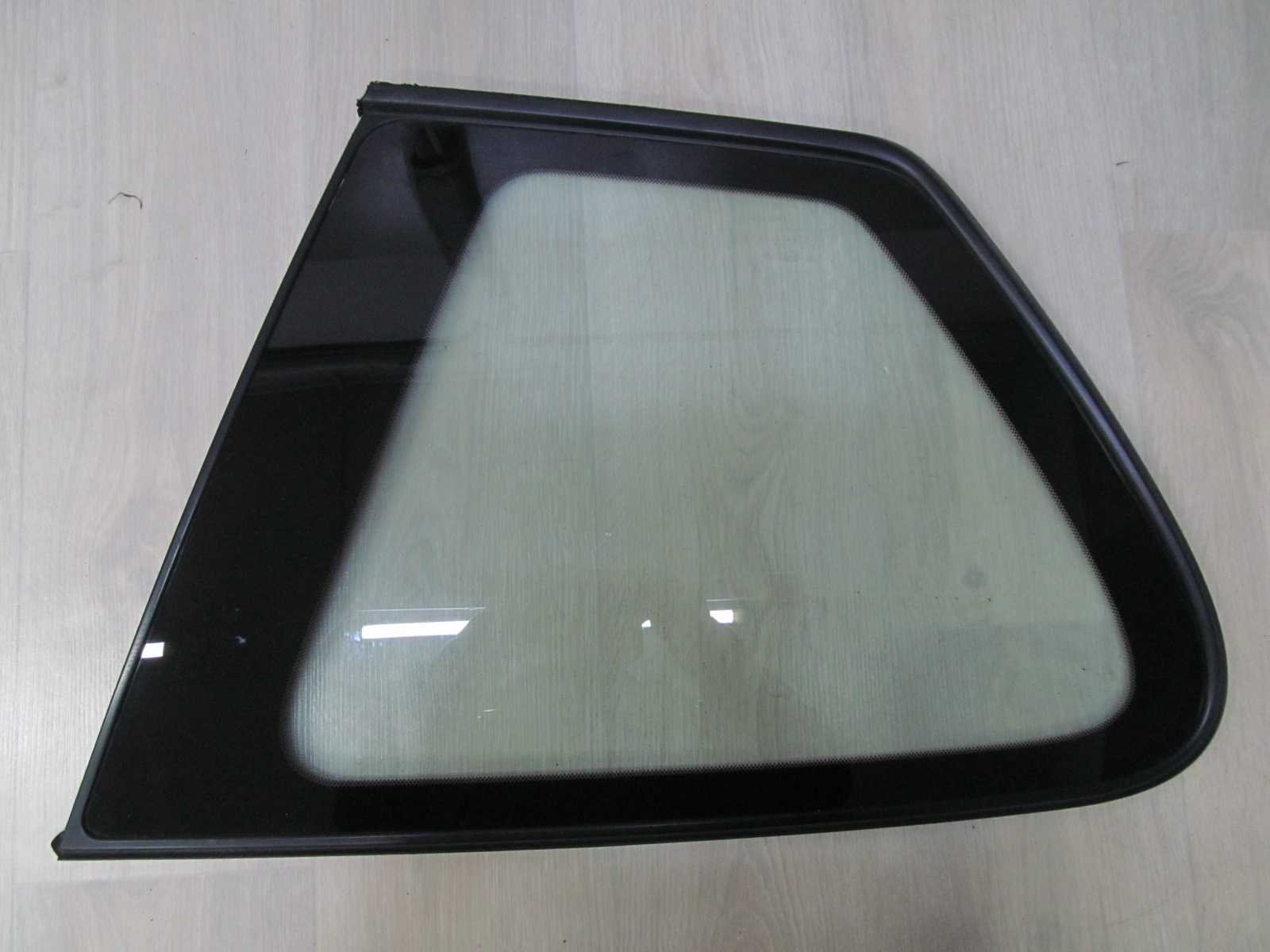 TOYOTA AVENSIS VERSO SZYBA KAROSERYJNA TYL PRAWY 01-07