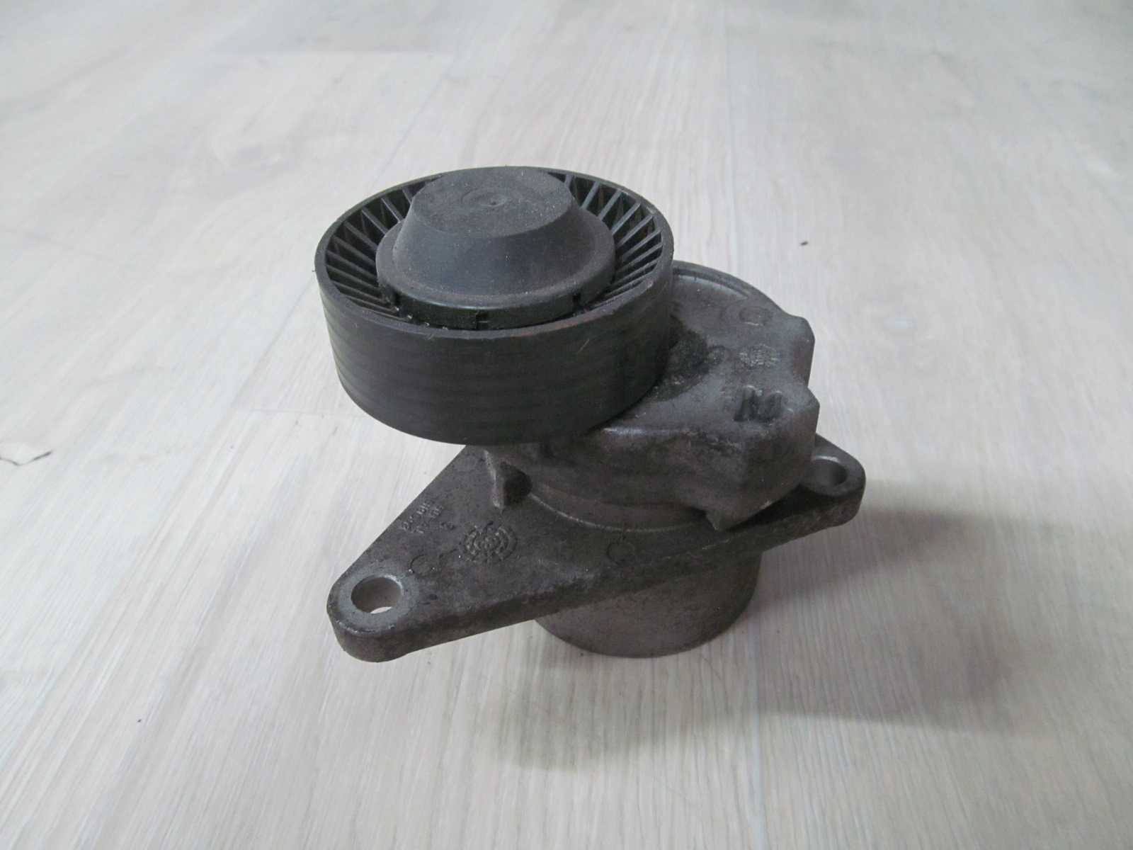VOLVO V40 S40 S60 S80 V70 NAPINACZ PASKA 30637141