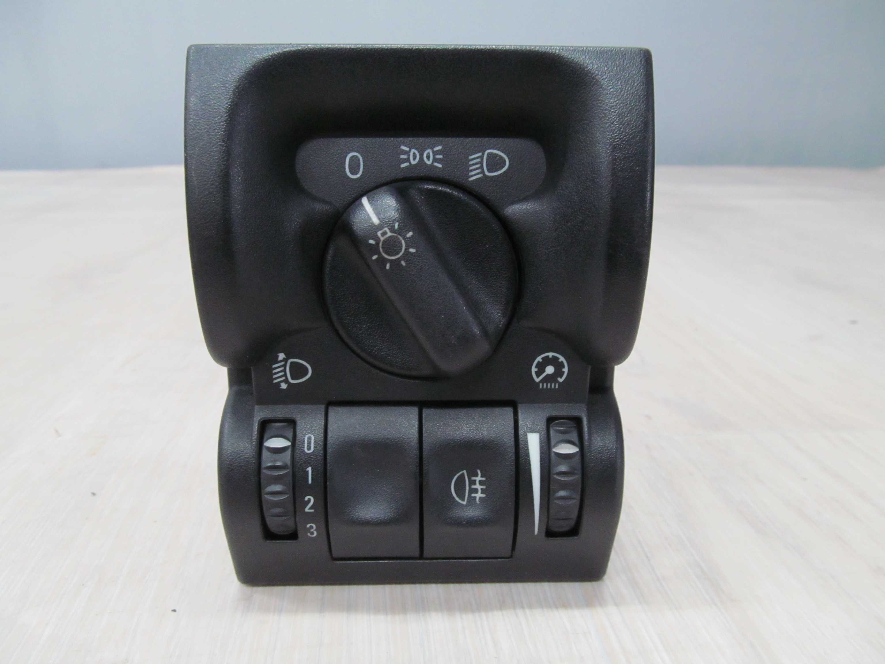 OPEL VECTRA B 95-02 WLACZNIK SWIATEL 90569813 OPEL VECTRA B 95-02 WLACZNIK SWIATEL 90569813