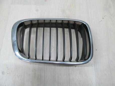 BMW 3 E46 GRILL NERKA ATRAPA MASKI PRAWA 8195056