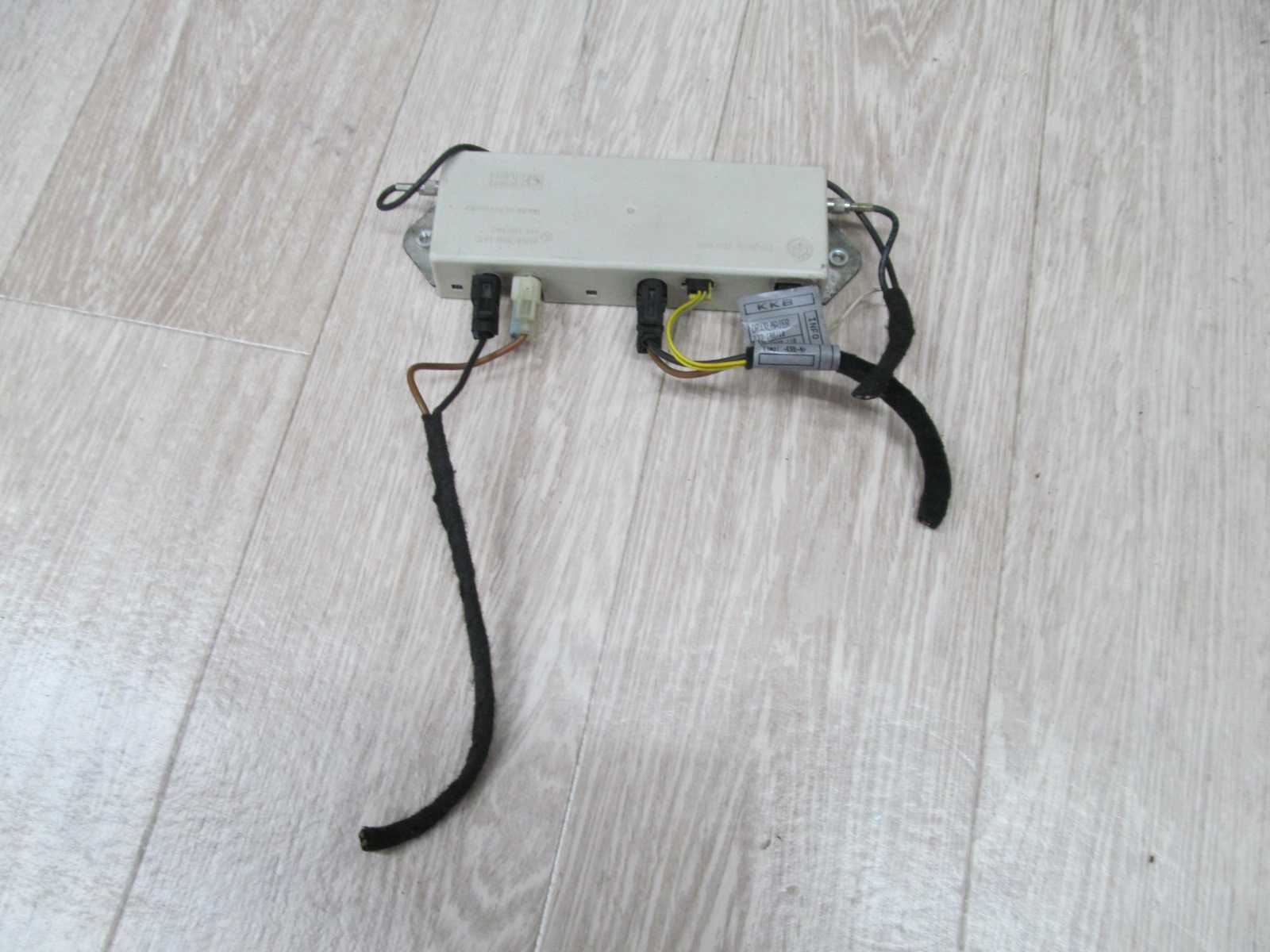 BMW E36 COMPACT WZMACNIACZ ANTENOWY SZYBY 65.25-8383896 921715-002