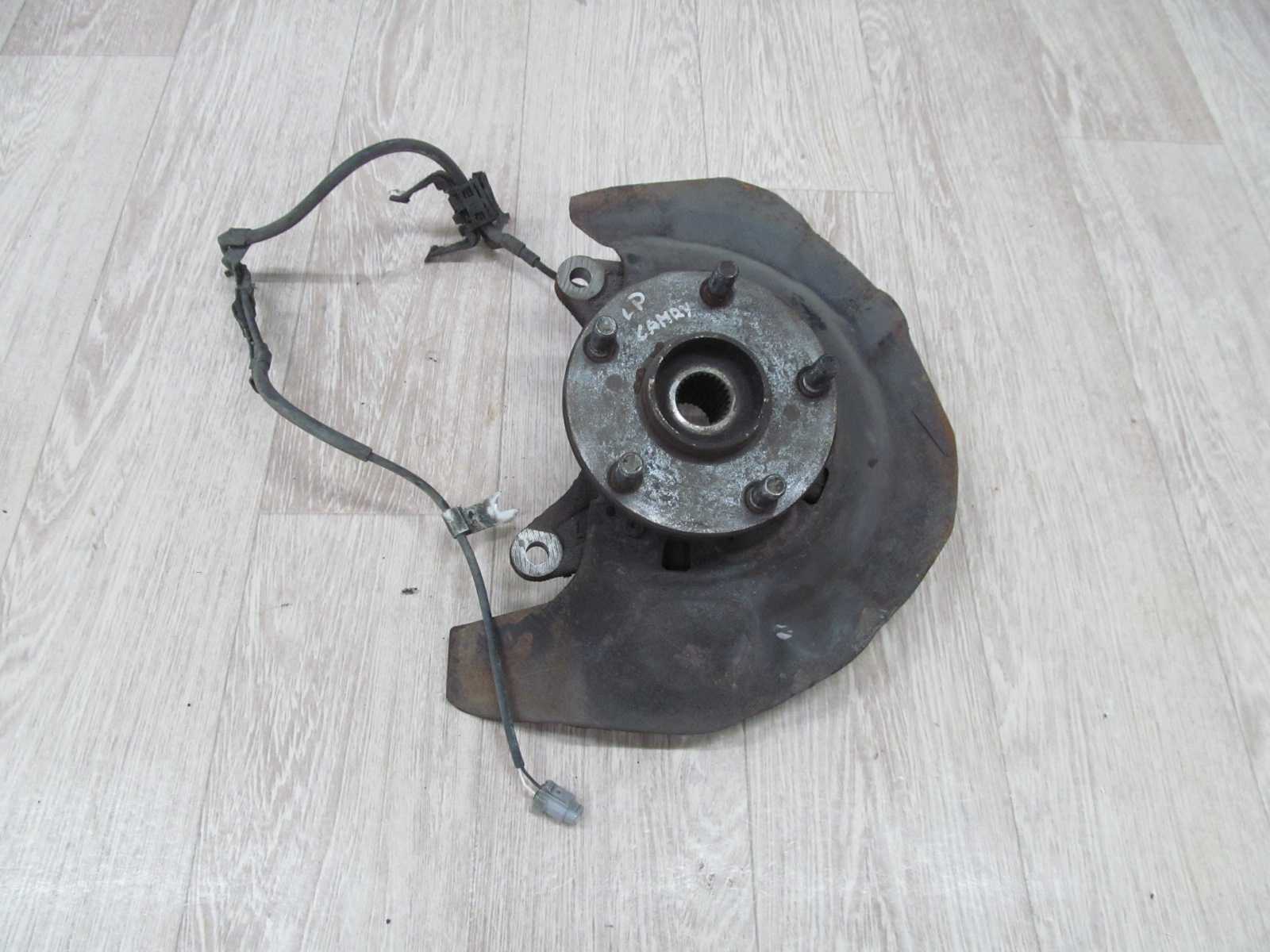 TOYOTA CAMRY VI 01-06 2.4 3.0 PIASTA ZWROTNICA PRZOD LEWY