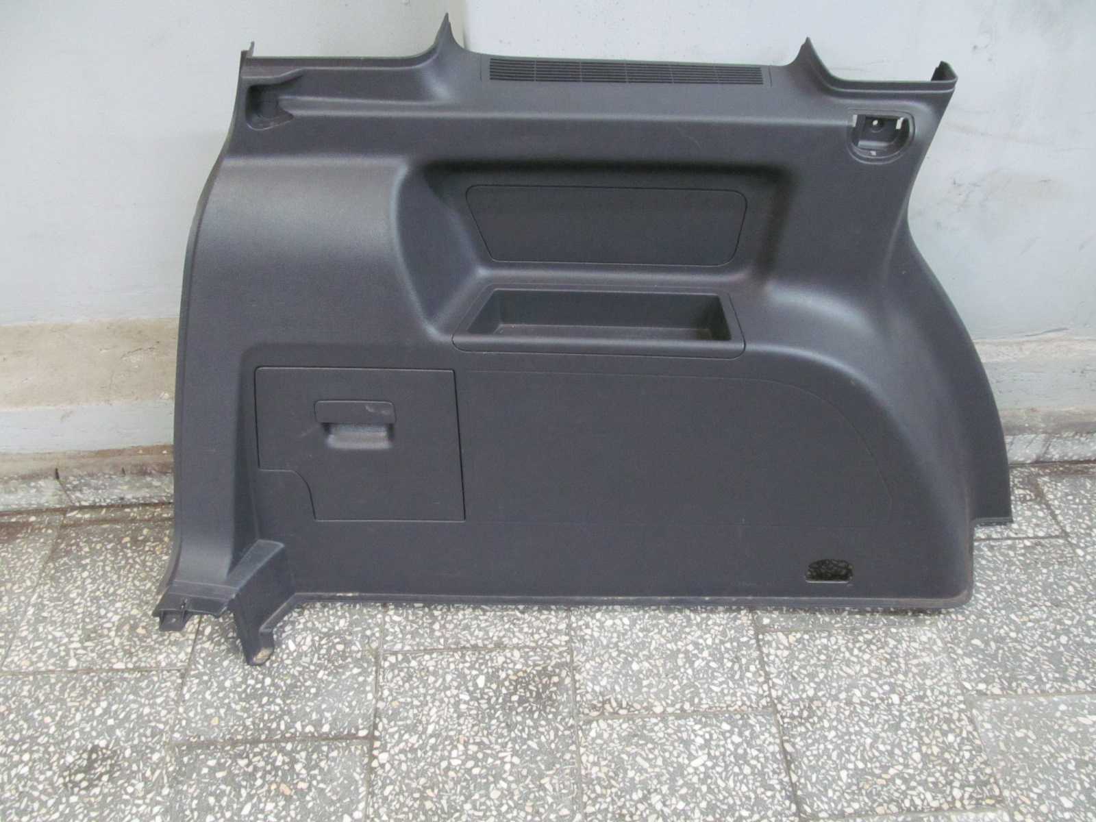 VW TOURAN 03-10 TAPICERKA BOCZEK BAGAZNIKA LEWY