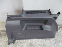 VW TOURAN 03-10 TAPICERKA BOCZEK BAGAZNIKA LEWY