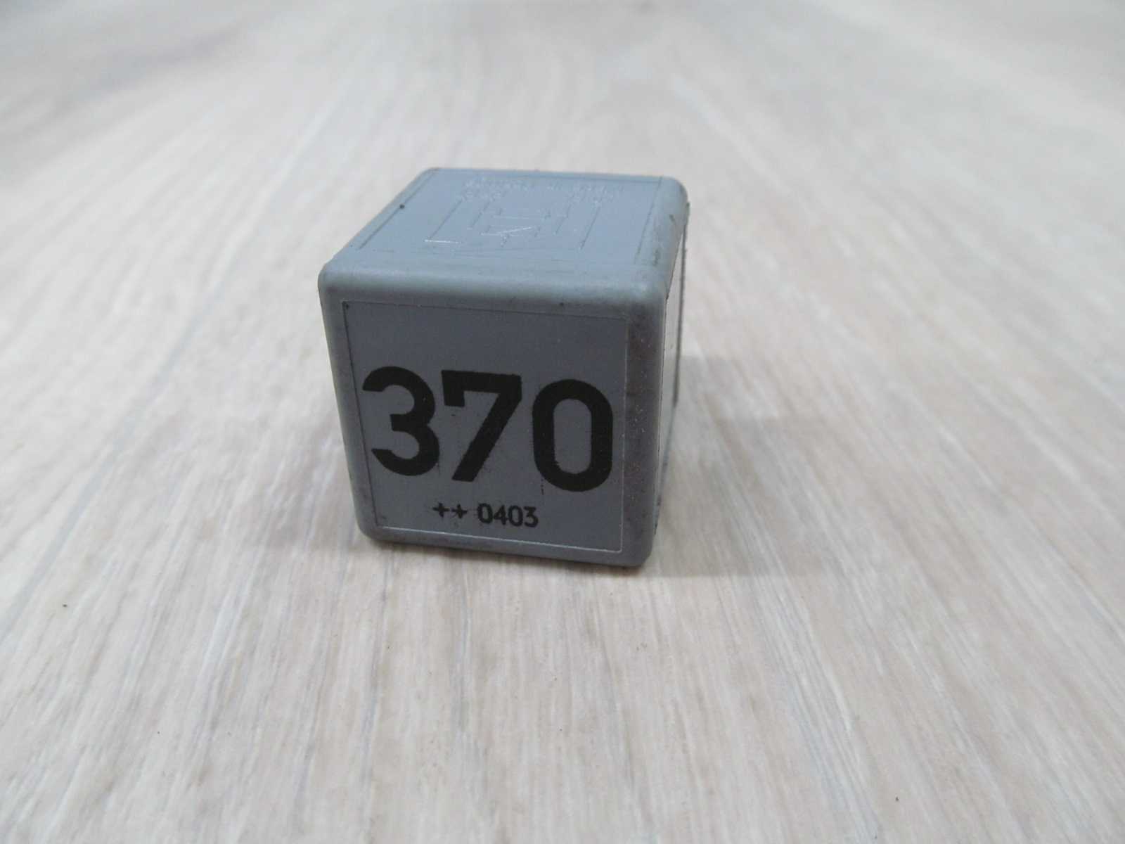 AUDI VW SEAT SKODA PRZEKAZNIK 370 8D0951253