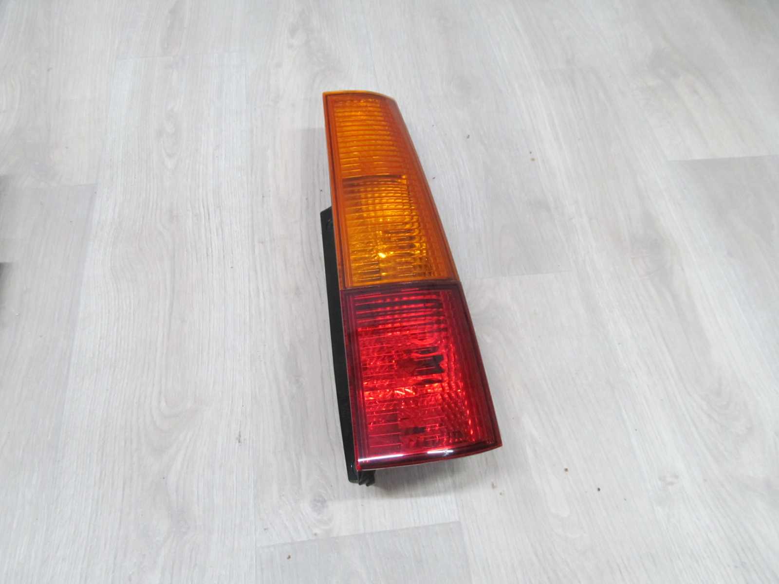 SUZUKI IGNIS LIFT LAMPA TYL PRAWA 01-07