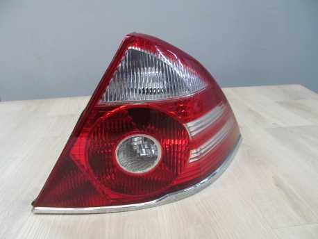 FORD MONDEO MK3 HB LIFT LAMPA TYL PRAWA 04-07