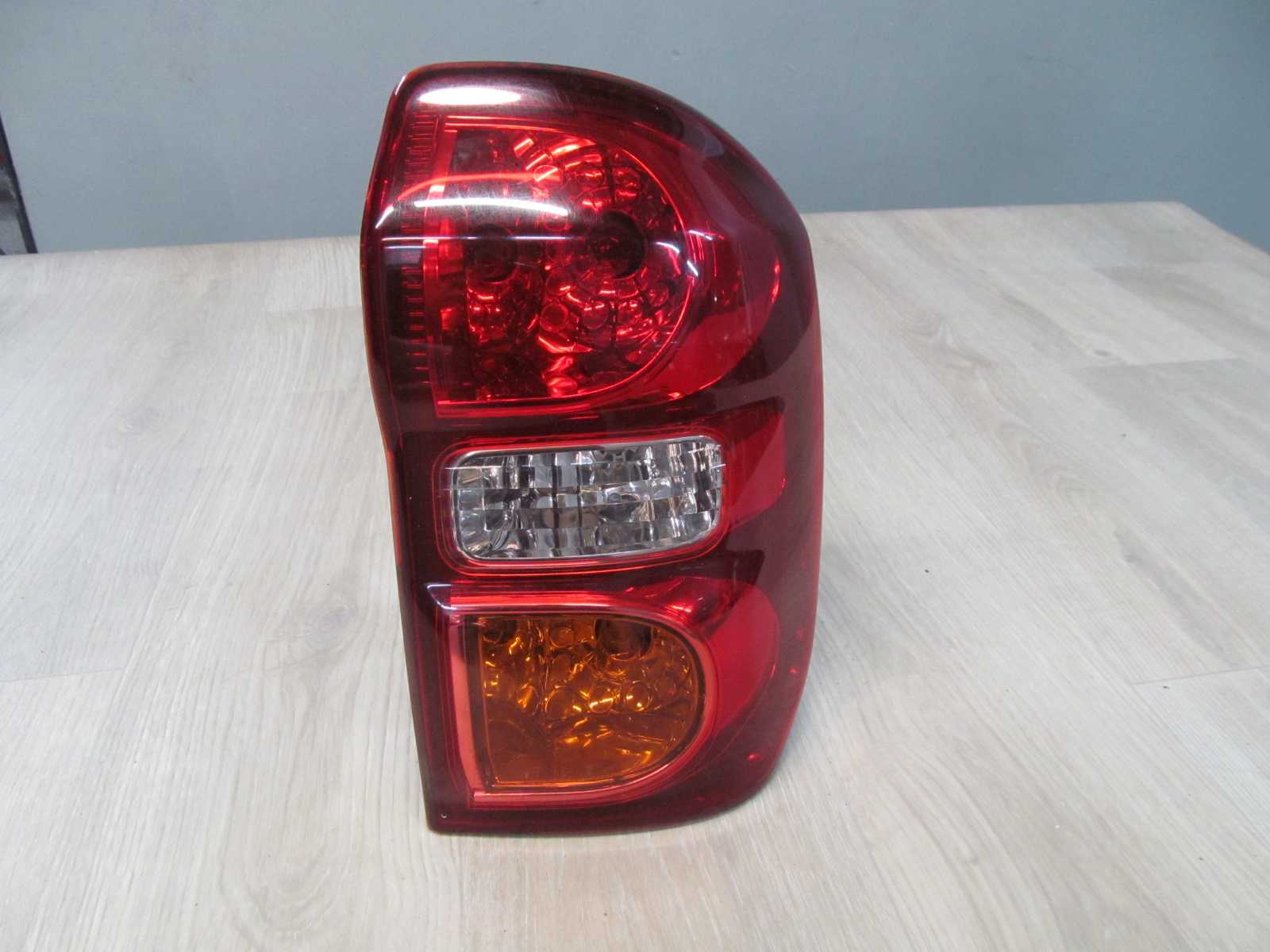 TOYOTA RAV4 II LAMPA TYL TYLNA PRAWA 03-05 !OKAZJA!