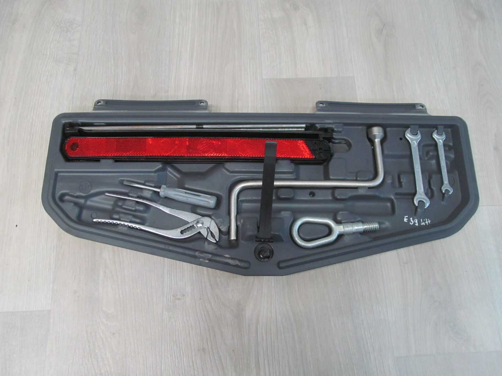 BMW 5 E39 SEDAN LIFT ZESTAW NARZEDZI SCHOWEK 99-04