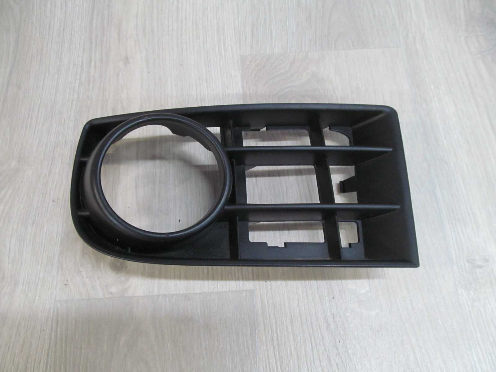 VW GOLF V 03-09 KRATKA ATRAPA ZDERZAKA LEWA HALOGENU 1K0853665C