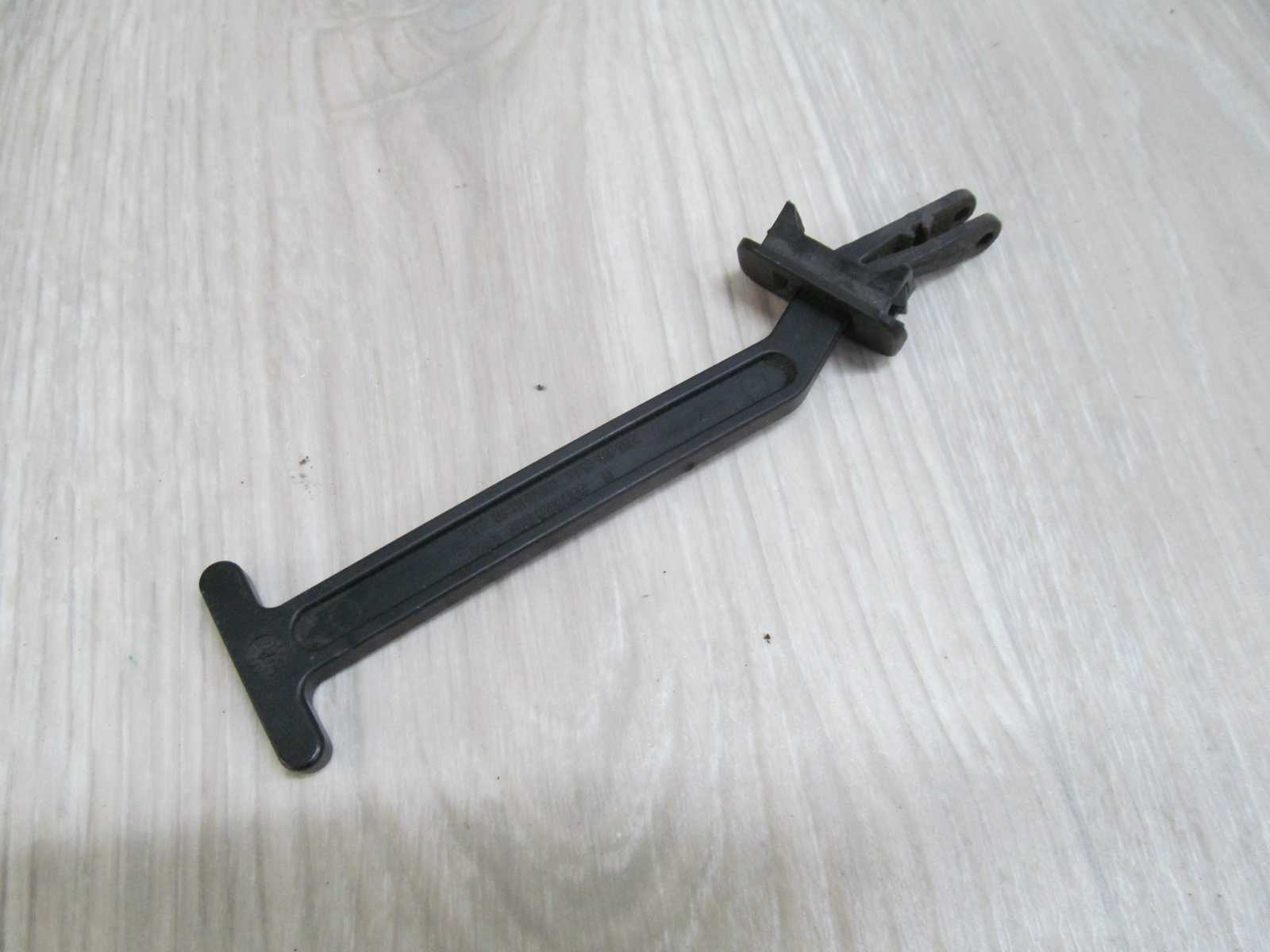 VW PASSAT B5 FL LIFT CIEGNO UCHWYT OTWIERANIA MASKI 3B0823583D 00/05