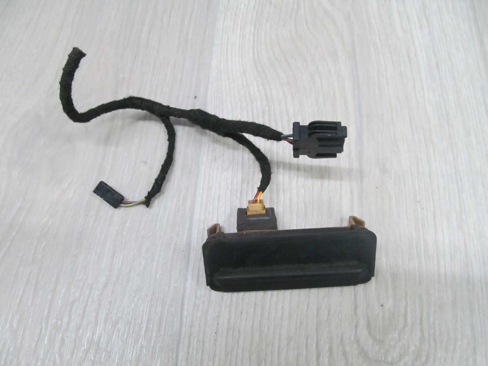 AUDI A3 A4 MIKROSTYK KLAPY TYL 8D0827566B
