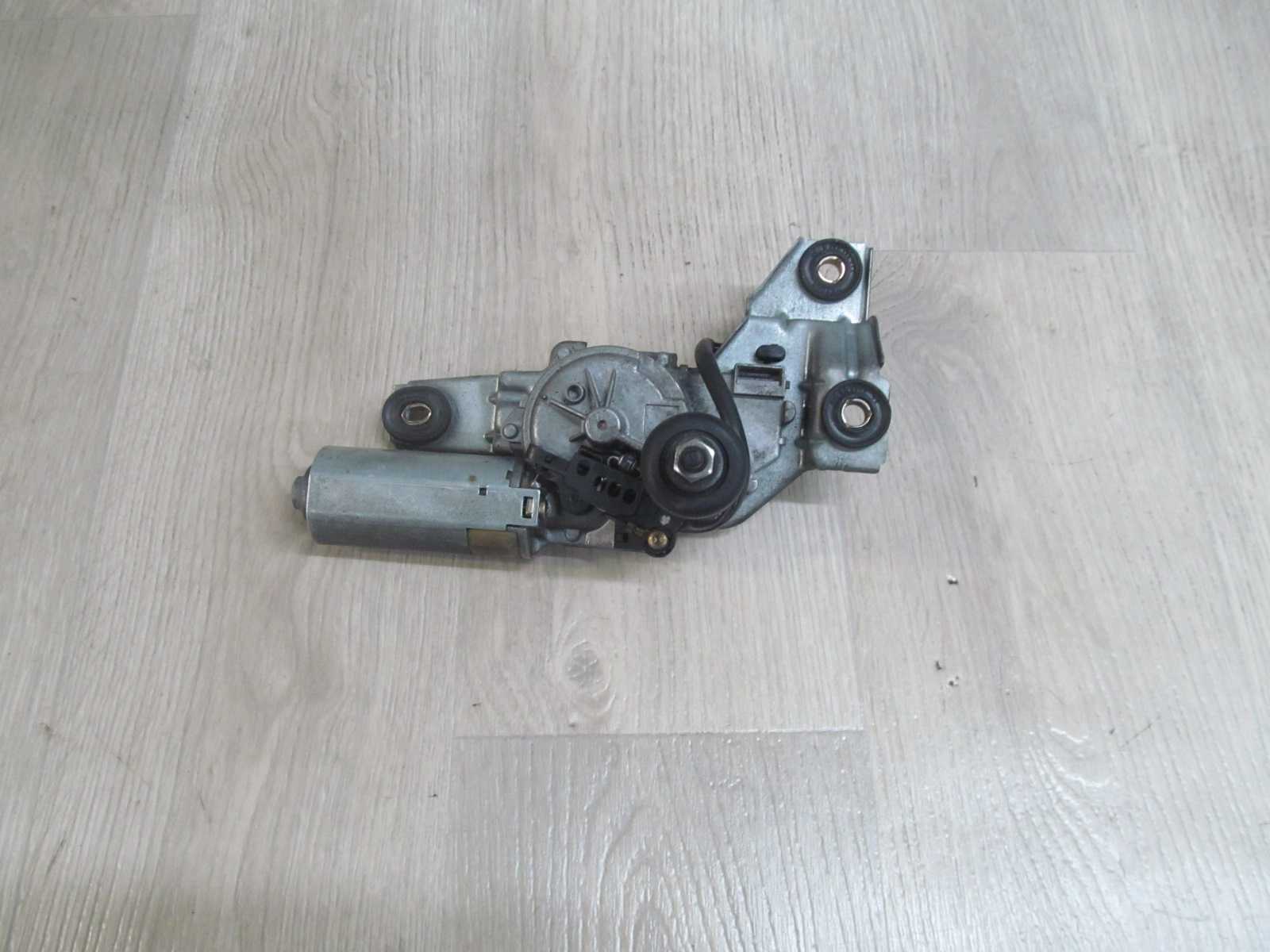 VOLVO V70 XC70 SILNIK WYCIERACZKI TYL KLAPY 9154525 0390201558