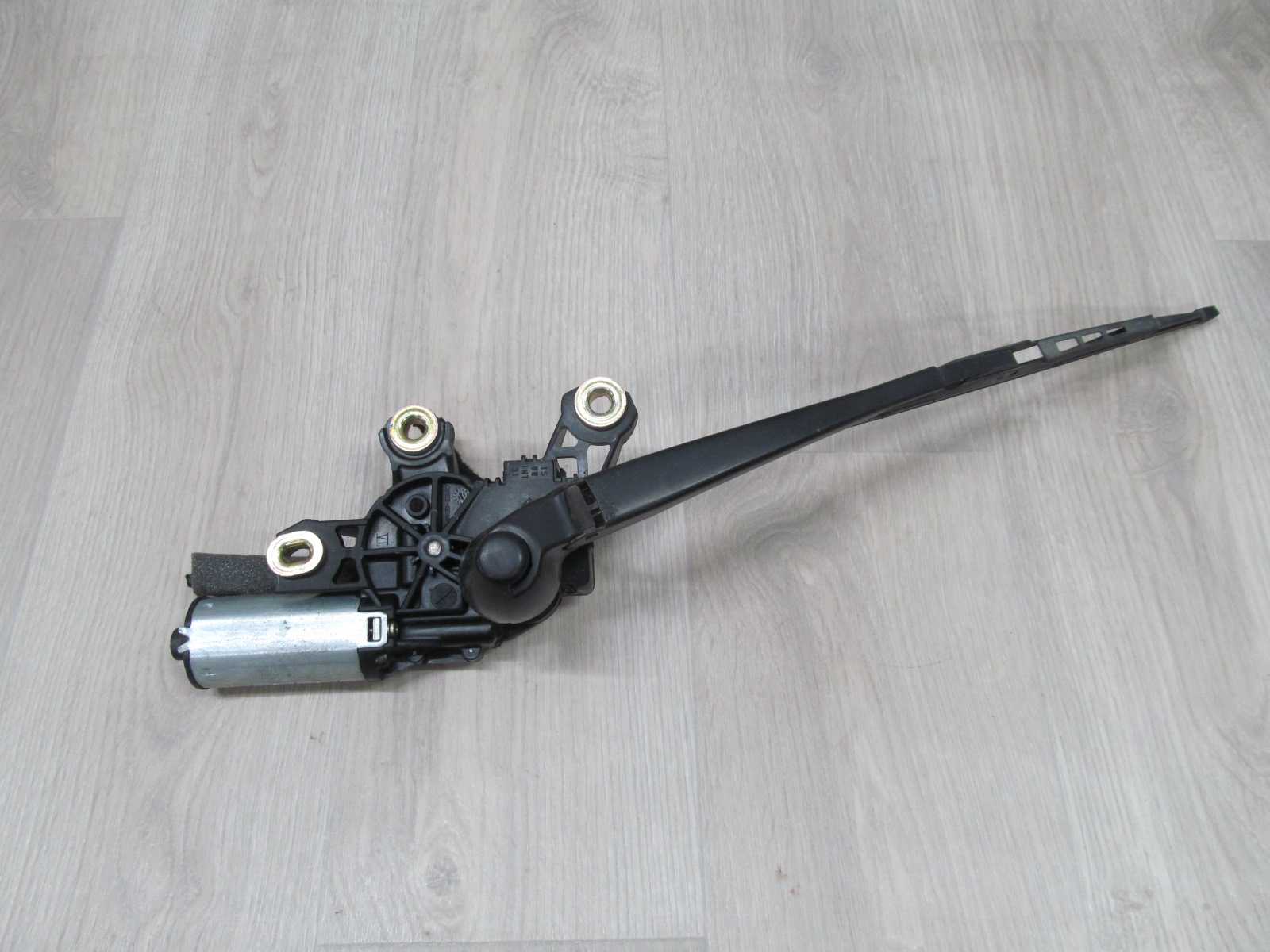 VW PASSAT B5 AUDI A3 SILNICZEK WYCIERACZKI TYL 8L0955711B