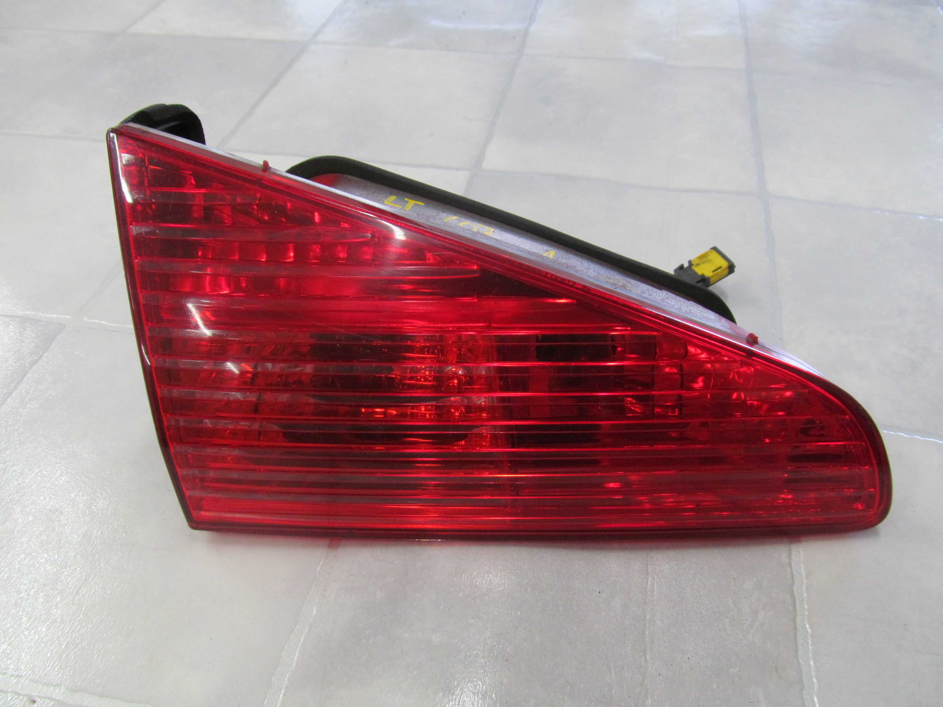 PEUGEOT 607 LIFT 99-06 LAMPA TYL LEWA W KLAPE
