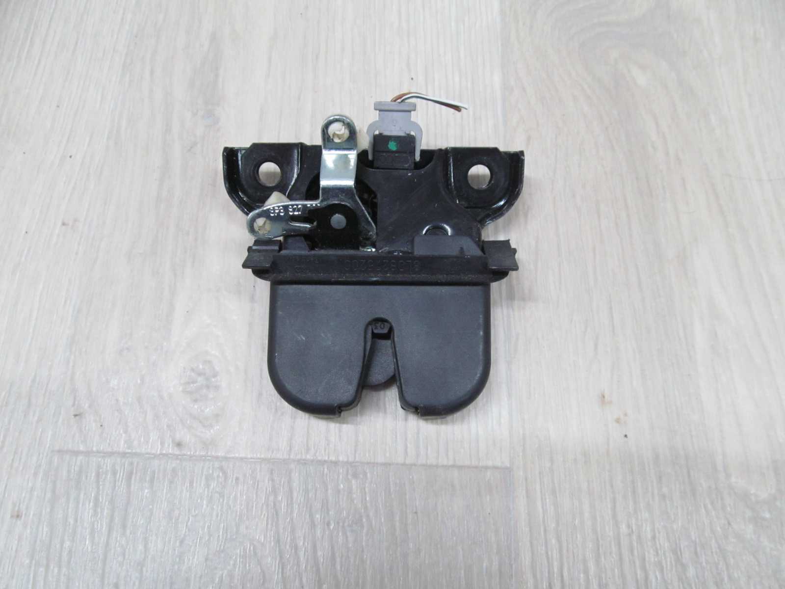 AUDI A3  8L ZAMEK KALPY TYL 8L0827520C