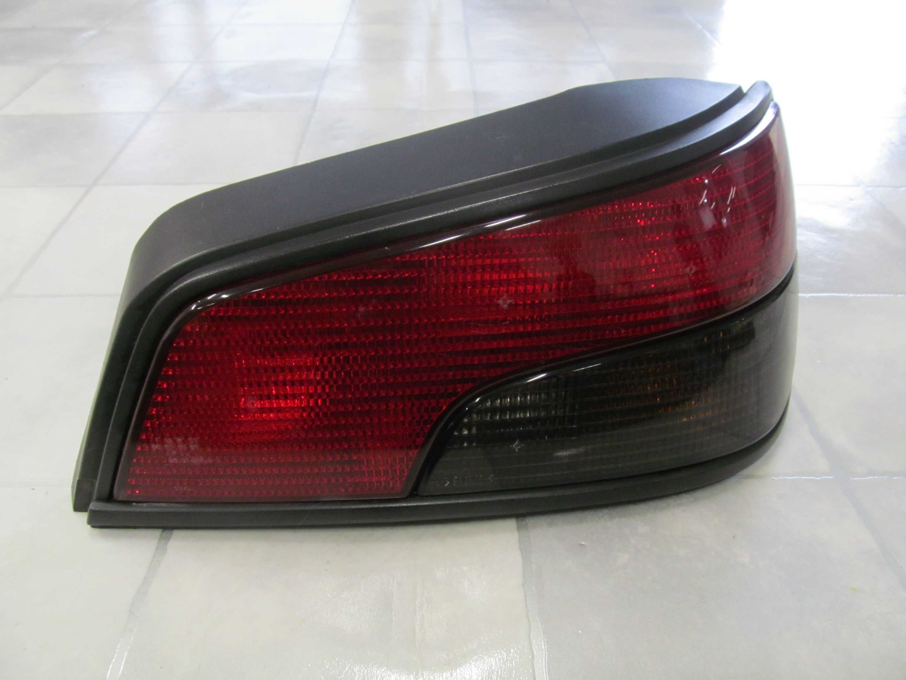 PEUGEOT 306 HB  93-97 LAMPA TYL PRAWA