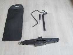 OPEL ASTRA H ZAFIRA B ZESTAW NARZEDZI LEWAREK PODNOSNIK KLUCZ 04-12