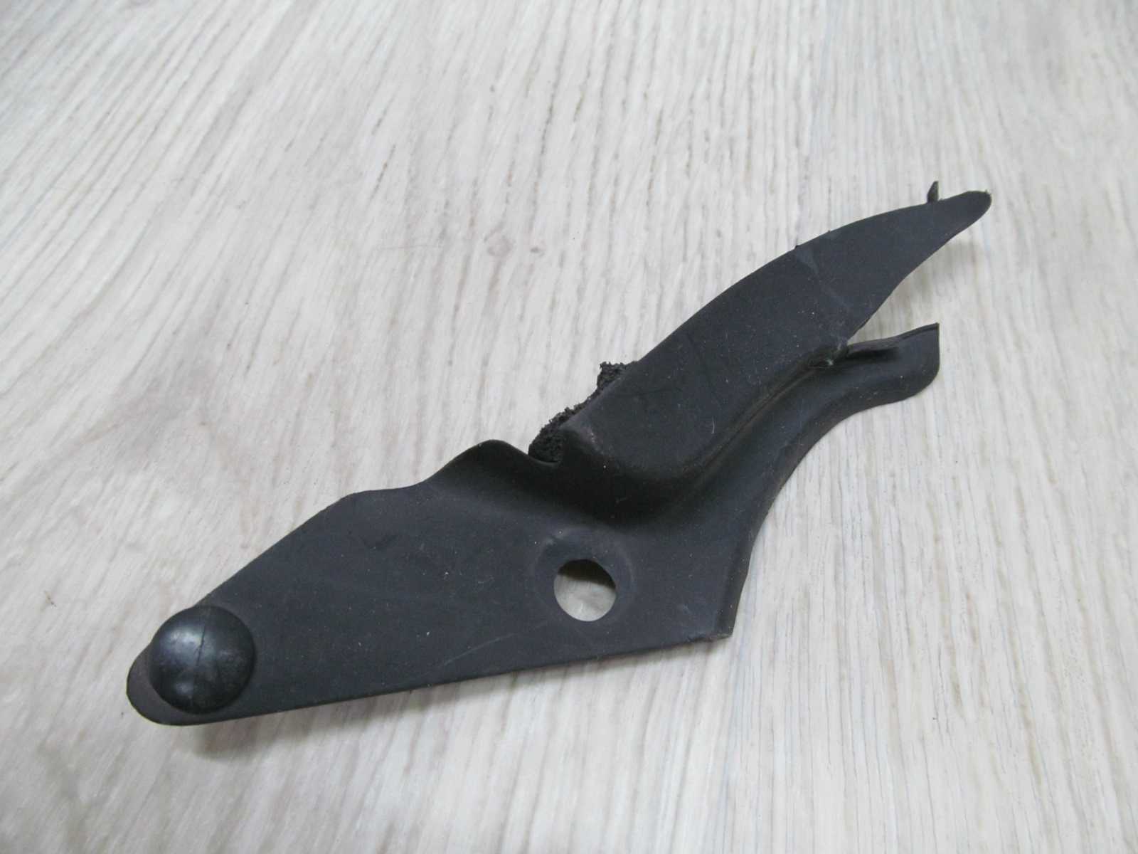 VOLVO S60 V70 ZASLEPKA OSLONA PODSZYBIA BLOTNIKA 8648278 PRAWA