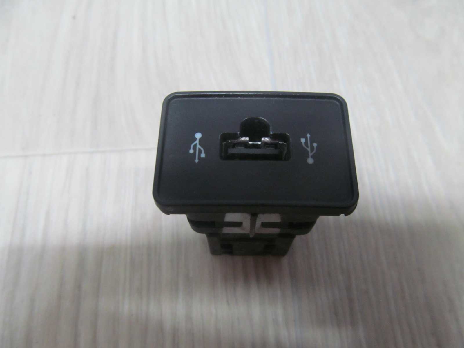 IVECO DAILY IV LIFT 11-14 PORT ZLACZE GNIAZDO USB 69501297