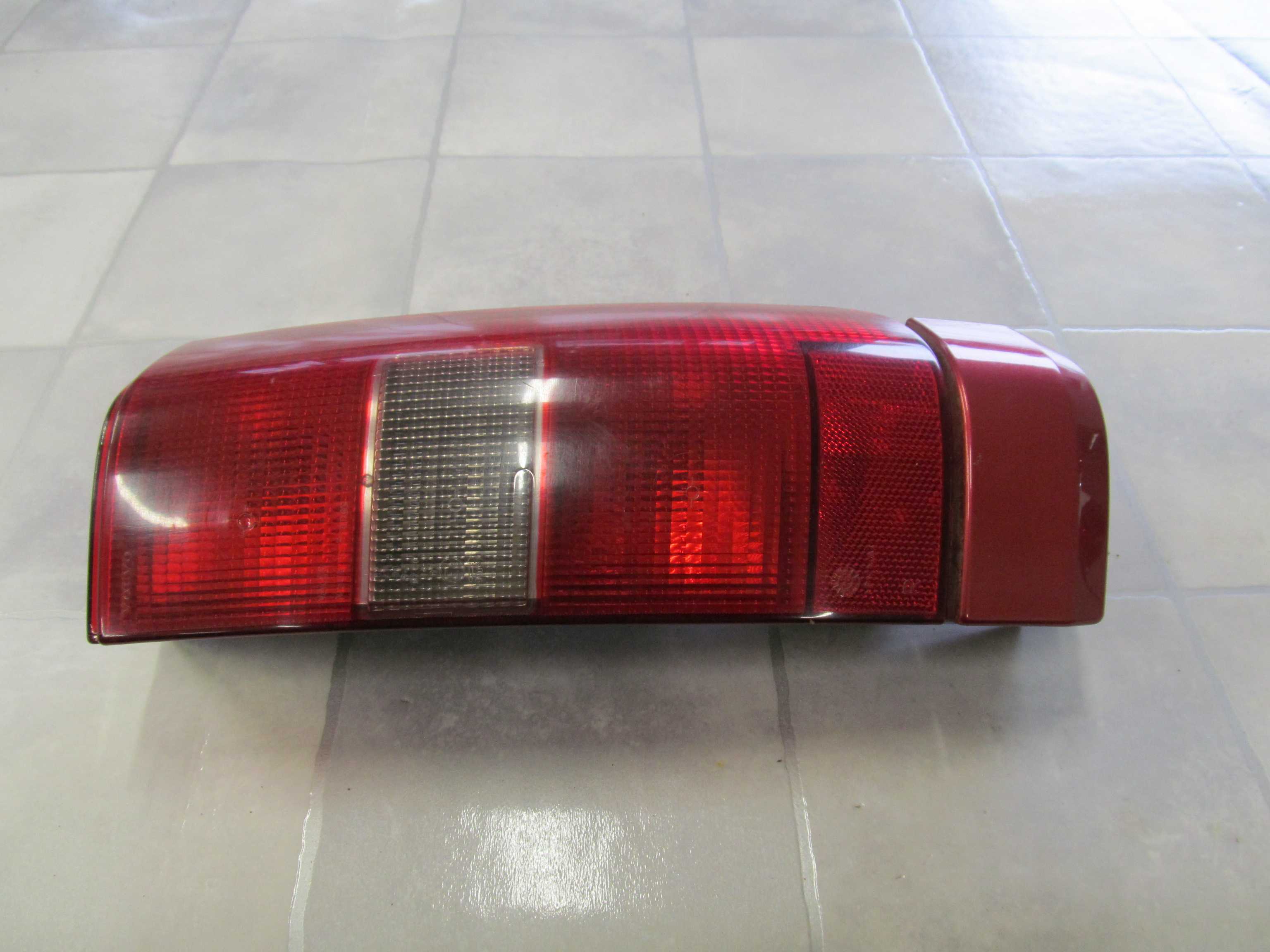 VOLVO V70  96-00  LAMPA TYL PRAWA  DOLNA