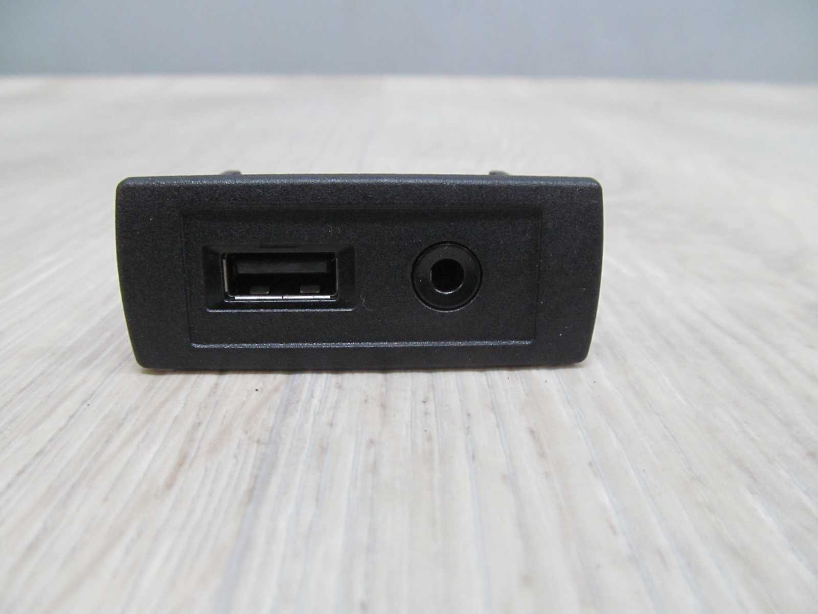 MB SPRINTER 906 CRAFTER 06-18 GNIAZDO WEJSCIE USB AUX A4478200087