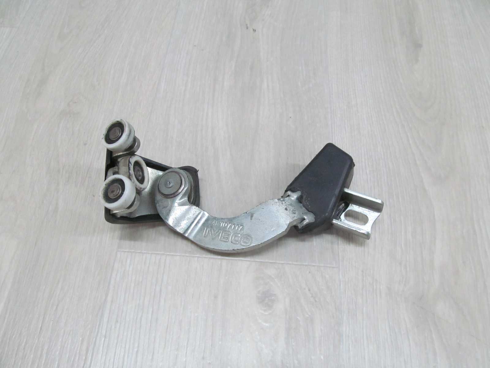 IVECO DAILY IV 06-14 ROLKA WOZEK DRZWI BOCZNYCH LEWYCH GORNA