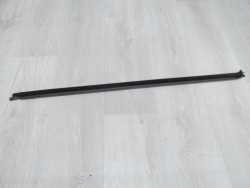 VOLVO S60 V70 LIFT 04-10 LISTWA USZCZELKA ZGARNIAJACA DRZWI PRZOD PRAWA