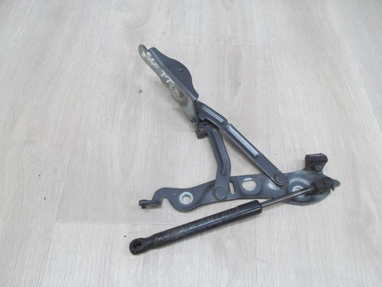 VOLVO S60 00-10 ZAWIAS SILOWNIK KLAPY BAGAZNIKA PRAWY 455-46