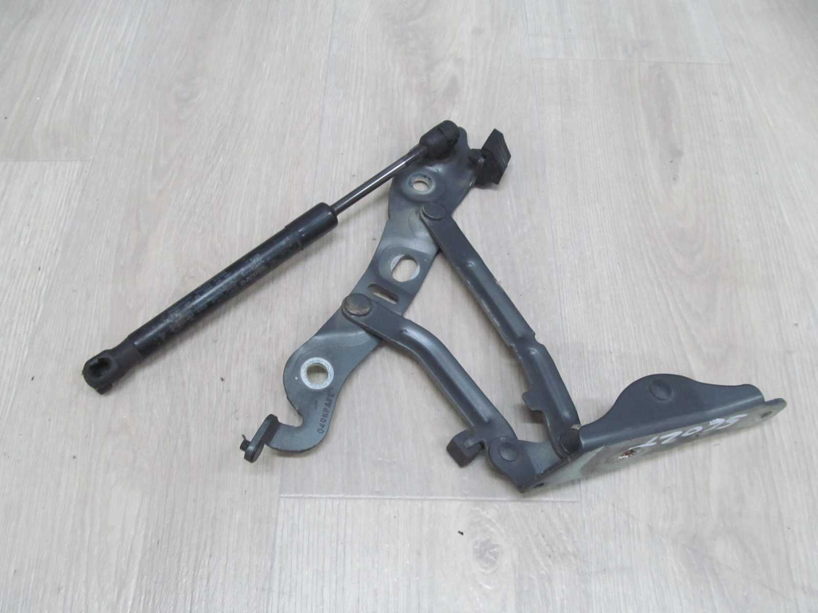 VOLVO S60 00-10 ZAWIAS SILOWNIK KLAPY BAGAZNIKA LEWY 455-46