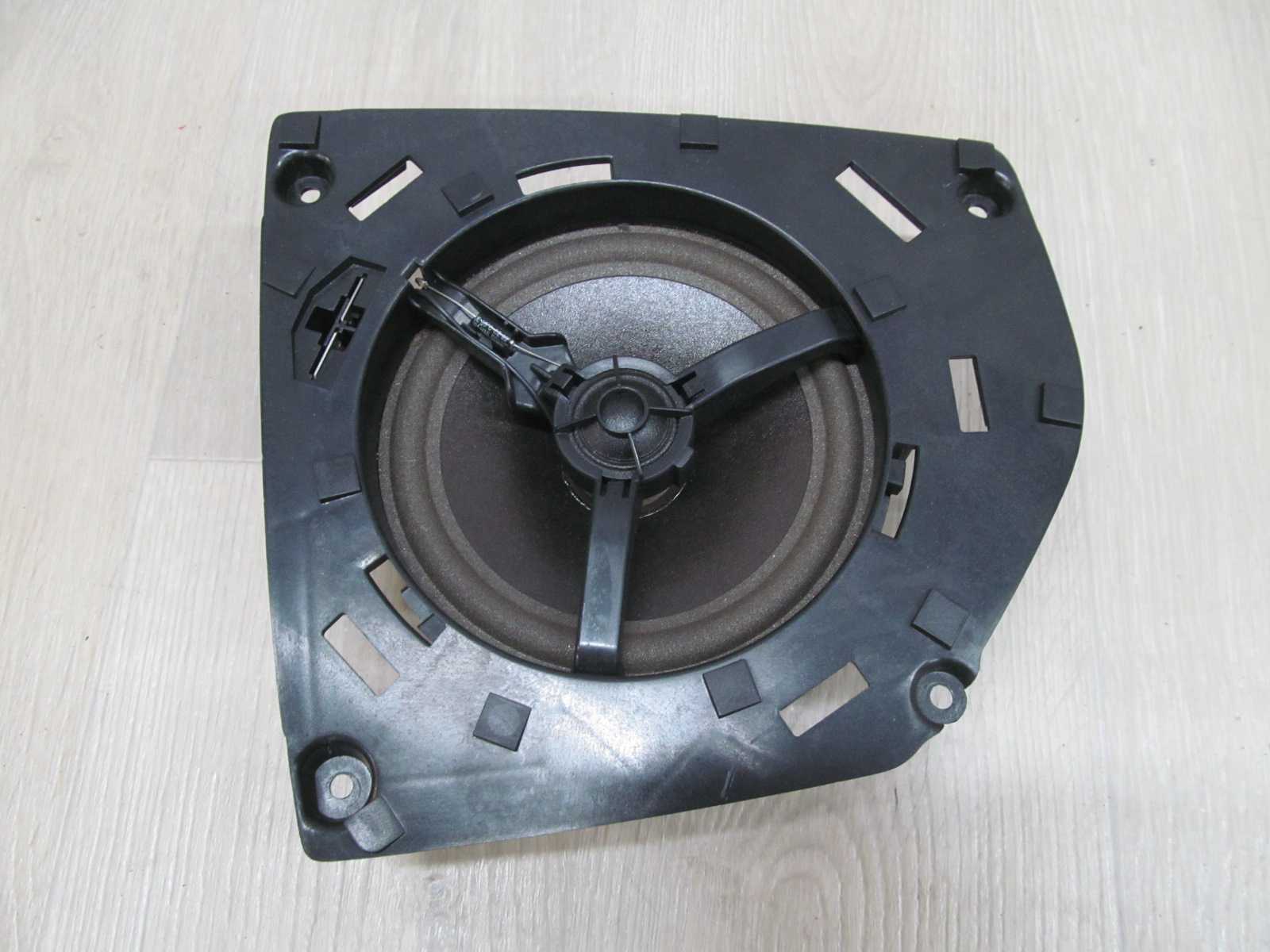 VOLVO S60 V70 XC70 00-10 GLOSNIK CENTRALNY DESKI KONSOLI 3533995