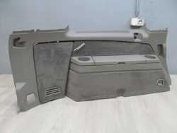 VOLVO XC90 BOCZEK TAPICERKA BAGAZNIKA TYL LEWY 39985977 BEZ 02-14