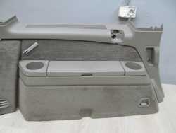 VOLVO XC90 BOCZEK TAPICERKA BAGAZNIKA TYL LEWY 39985977 BEZ 02-14
