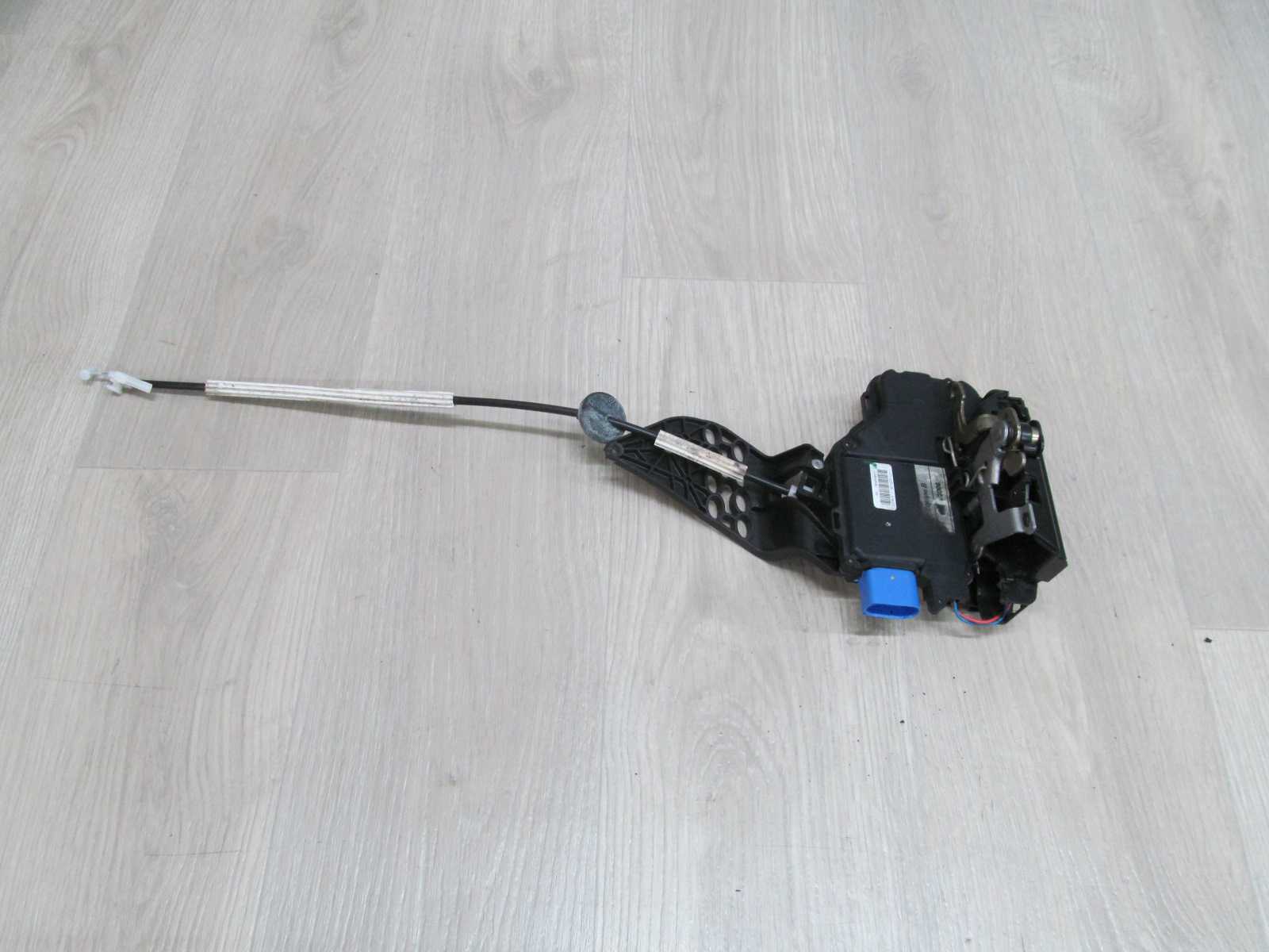 SEAT SKODA AUDI VW TOUAREG 7L 03-10  ZAMEK DRZWI TYL LEWY 3D4839015