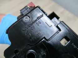 VW TOUAREG 7L 03-10  ZAMEK DRZWI TYL LEWY 3D4839015