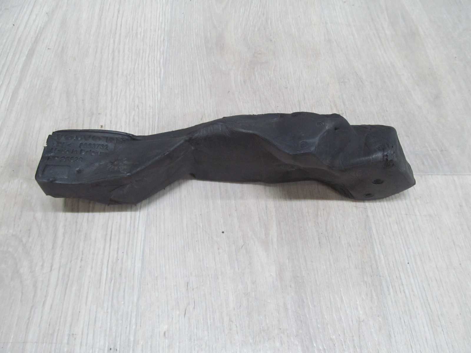 VOLVO C30 S40 V50 C70 06-13 WYGLUSZENIE PIANKA OSLONA BLOTNIKA PRAWA 8683732