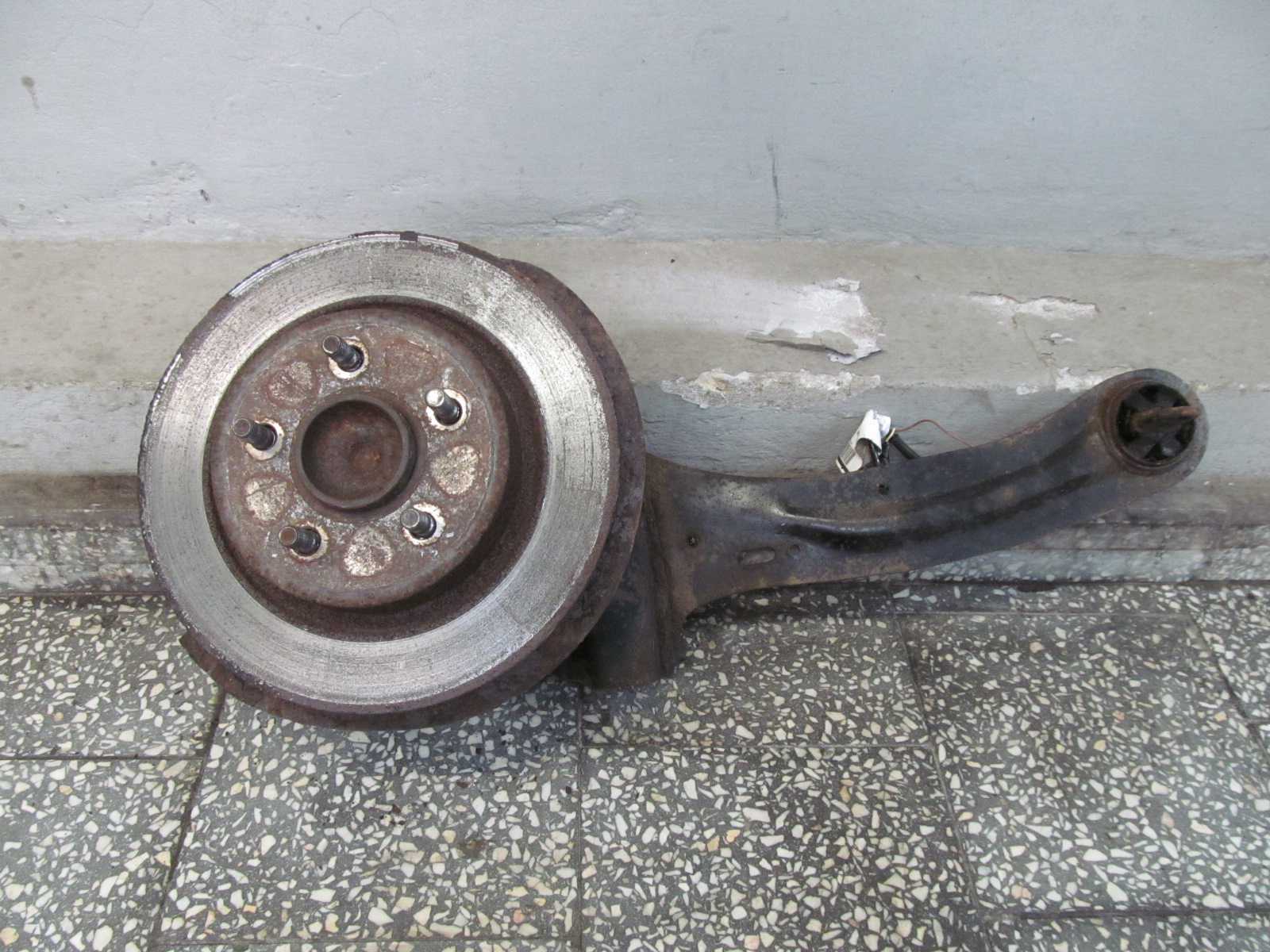 VOLVO C70 06-13 PIASTA ZWROTNICA WAHACZ TYL PRAWY 30667438