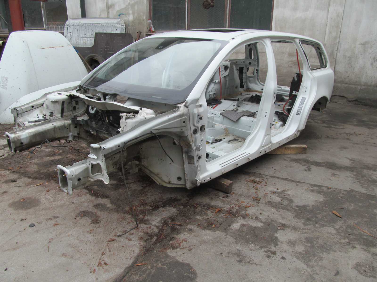 VOLVO V50 04-13 PROG SLUPEK POSZYCIE LEWY 614-46