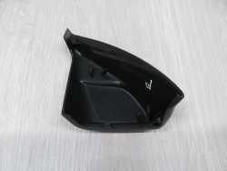 VOLVO C30 TROJKAT OSLONA ZASLEPKA LUSTERKA PRAWA 8687763 06-13