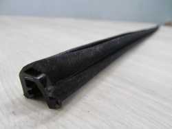VOLVO C30 06-13 LISTWA ZGARNIAJACA USZCZELKA DRZWI PRAWA ZEW