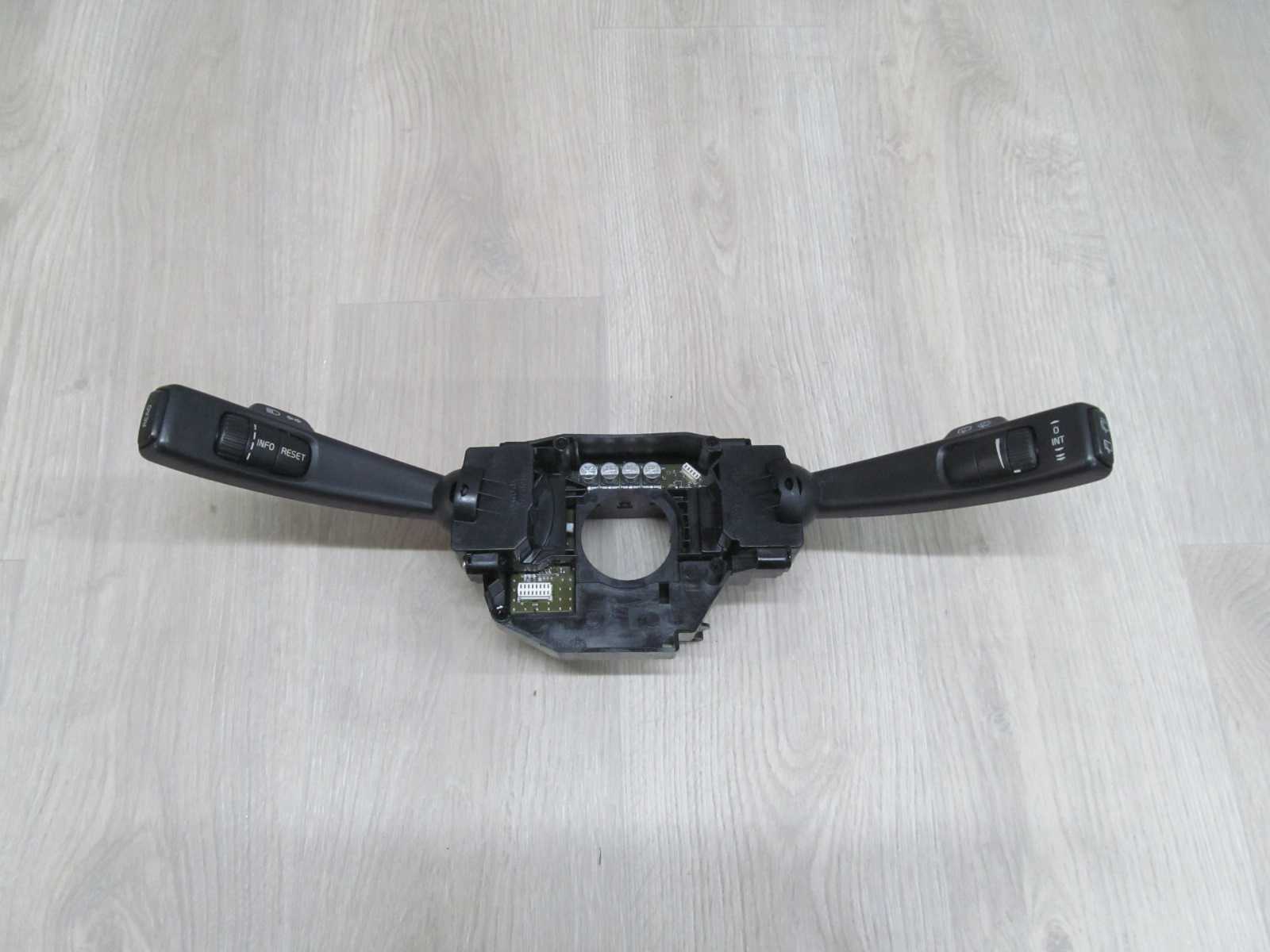 VOLVO C30 MANETKA PRZELACZNIK ZESPOLONY SWIATEL WYCIERACZEK 31264574 06-13