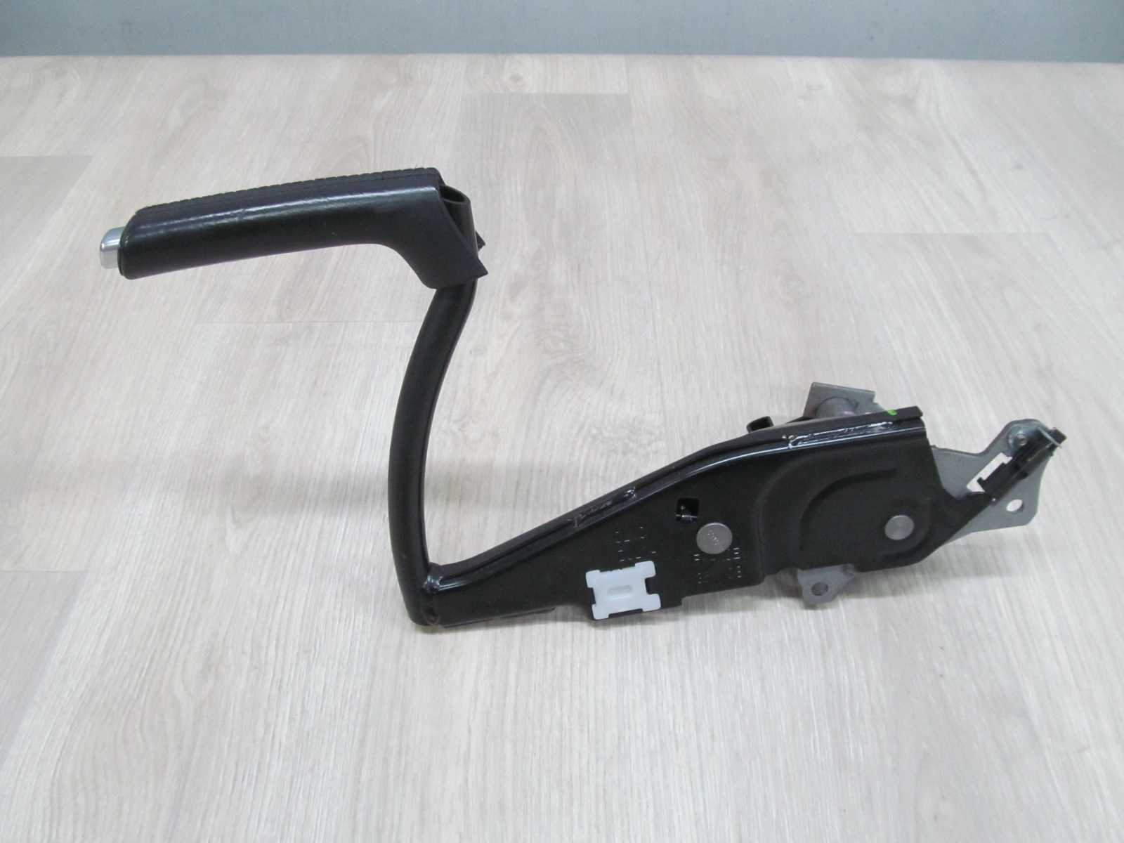 VOLVO C30 DZWIGNIA HAMULCA RECZNEGO 06-13