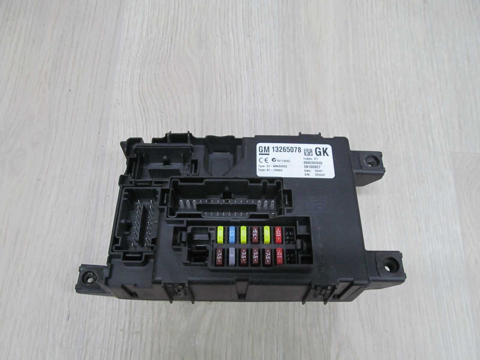 OPEL CORSA D 06-14 SKRZYNKA BEZPIECZNIKOW 13265078