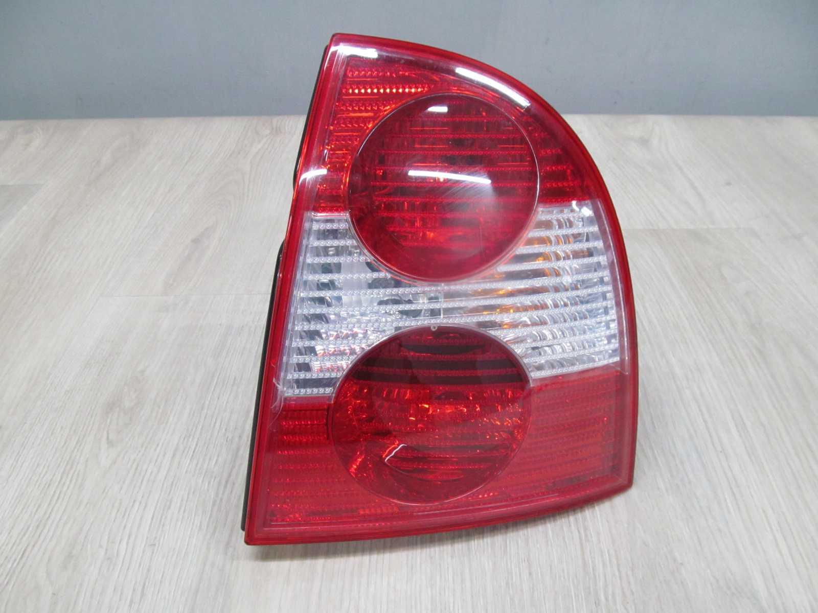 VW PASSAT B5 SEDAN LIFT FL LAMPA TYL TYLNA PRAWA 00/05